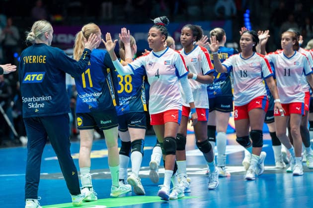 Handball I Women I World Championship I Preliminary round I Matchday 2 I Cuba Sweden I 29 11 2025 Cuba after the match,, Liliamnis Rosabal Salazar 4, Cuba Stuttgart Porsche Arena Baden Württemberg Germany Copyright: xLobeca MaxxPetershansx