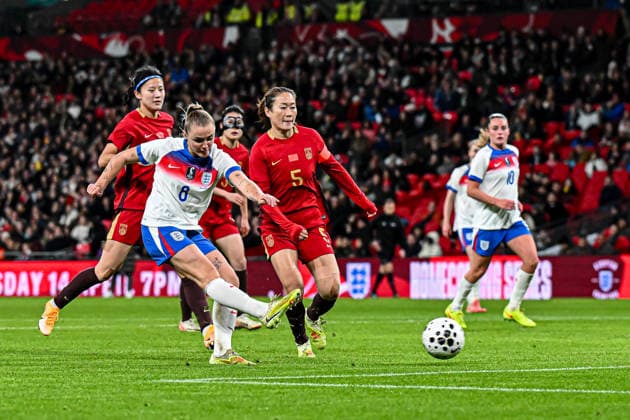 England v China PR - Women s International Friendly, Länderspiel, Nationalmannschaft Georgia Stanway (8 England) shoots and scores the sixth goal during the International Friendly match between England Women and China at Wembley Stadium in London, England, on November 29, 2025. London Greater London United Kingdom  Copyright: xMIxNewsx originalFilename:fletcher-englandw251129_npMP7.jpg