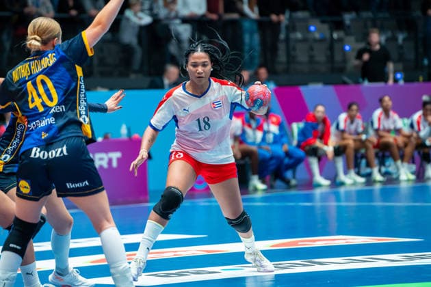 Handball I Women I World Championship I Preliminary round I 2 Matchday I Cuba Sweden I 29 11 2025 Lorena Aide Tellez Delgado 18, Cuba Stuttgart Porsche Arena Baden Württemberg Germany Copyright: xLobeca MaxxPetershansx
