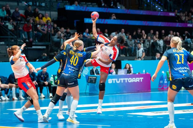 Handball I Women I World Championship I Preliminary round I 2 Matchday I Cuba Sweden I 29 11 2025 Jennifer Amanda Toledo Abreu 34, Cuba in the throw Stuttgart Porsche Arena Baden Württemberg Germany Copyright: xLobeca MaxxPetershansx