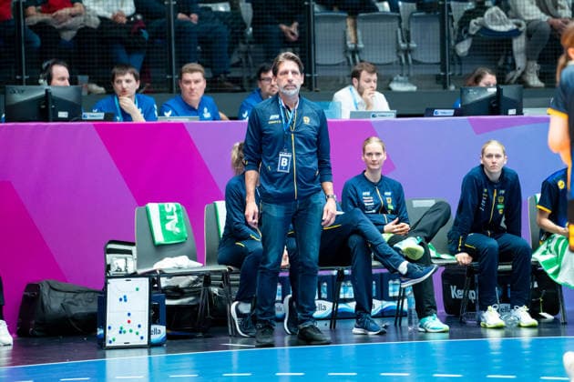 Handball I Women I World Championship I Preliminary round I 2 Matchday I Cuba Sweden I 29 11 2025 Tomas Axner Coach, Sweden Stuttgart Porsche Arena Baden Württemberg Germany Copyright: xLobeca MaxxPetershansx