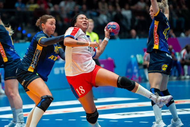 Handball I Women I World Championship I Preliminary round I 2 Matchday I Cuba Sweden I 29 11 2025 Lorena Aide Tellez Delgado 18, Cuba throwing, left Olivia Löfqvist 49, Sweden Stuttgart Porsche Arena Baden Württemberg Germany Copyright: xLobeca MaxxPetershansx
