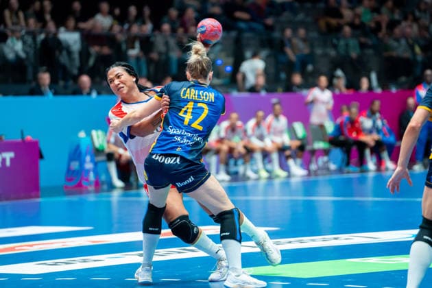Handball I Women I World Championship I Preliminary round I 2 Matchday I Cuba Sweden I 29 11 2025 Lorena Aide Tellez Delgado 18, Cuba with ball defended by Jenny Helen Carlson 42, Sweden Stuttgart Porsche Arena Baden Württemberg Germany Copyright: xLobeca MaxxPetershansx