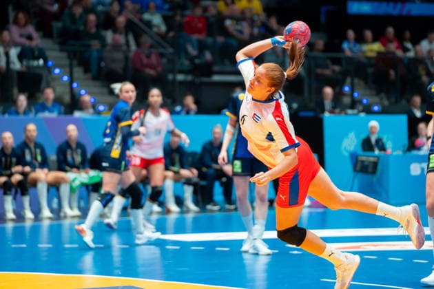 Handball I Women I World Championship I Preliminary round I 2 Matchday I Cuba Sweden I 29 11 2025 Dianny Regla Gonzalez Romero 6, Cuba in the throw Stuttgart Porsche Arena Baden Württemberg Germany Copyright: xLobeca MaxxPetershansx