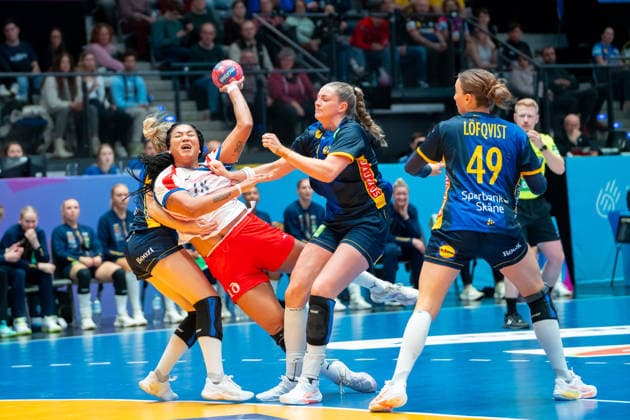 Handball I Women I World Championship I Preliminary round I 2 Matchday I Cuba Sweden I 29 11 2025 Lorena Aide Tellez Delgado 18, Cuba throwing, to her right Kristin Thorlacius Thorleifsdottir 29, Sweden and Olivia Löfqvist 49, Sweden Stuttgart Porsche Arena Baden Württemberg Germany Copyright: xLobeca MaxxPetershansx
