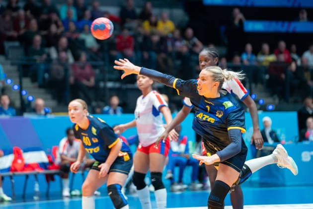 Handball I Women I World Championship I Preliminary round I 2 Matchday I Cuba Sweden I 29 11 2025 Clara Hanna Lerby 2, Sweden in the throw Stuttgart Porsche Arena Baden Württemberg Germany Copyright: xLobeca MaxxPetershansx