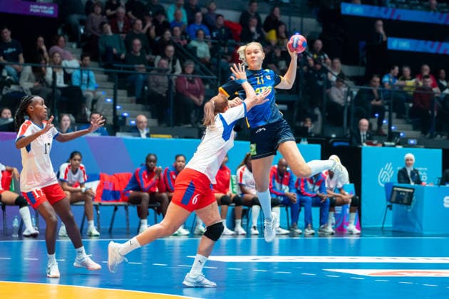 Handball I Women I World Championship I Preliminary round I 2 Matchday I Cuba Sweden I 29 11 2025 Thea Kylberg 27, Sweden in the throw Stuttgart Porsche Arena Baden Württemberg Germany Copyright: xLobeca MaxxPetershansx