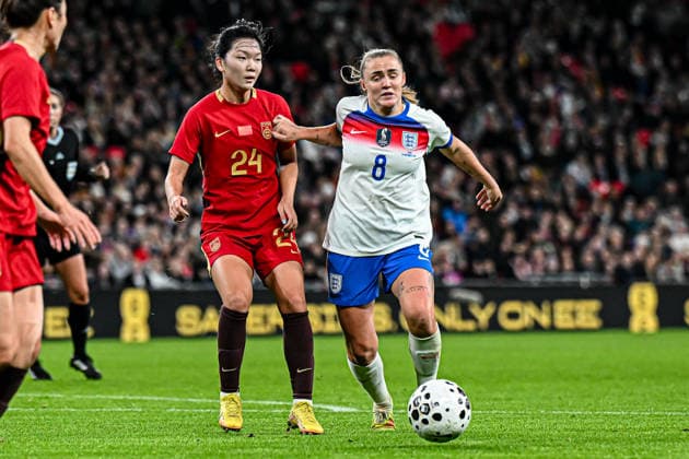 England v China PR - Women s International Friendly, Länderspiel, Nationalmannschaft Georgia Stanway (8 England) challenges Aifang Wang (24 China) during the International Friendly match between England Women and China at Wembley Stadium in London, England, on November 29, 2025. London Greater London United Kingdom  Copyright: xMIxNewsx originalFilename:fletcher-englandw251129_npem7.jpg