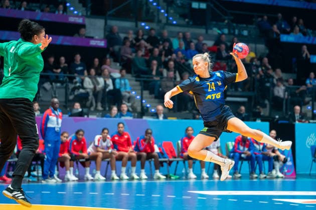 Handball I Women I World Championship I Preliminary round I 2 Matchday I Cuba Sweden I 29 11 2025 Nathalie Mari Hagman 24, Sweden throwing against Niurkis Mora Arias 1, Cuba Stuttgart Porsche Arena Baden Württemberg Germany Copyright: xLobeca MaxxPetershansx