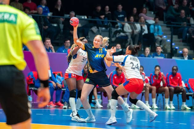 Handball I Women I World Championship I Preliminary round I 2 Matchday I Cuba Sweden I 29 11 2025 Tyra Axner 11, Sweden defended by Yarumy Cespedes Chirino 55, Cuba and Schakira Robert Reinoso 24, Cuba Stuttgart Porsche Arena Baden Württemberg Germany Copyright: xLobeca MaxxPetershansx