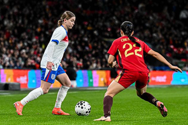 England v China PR - Women s International Friendly, Länderspiel, Nationalmannschaft Jess Park, 19, from England, challenges Qiaozhu Chen, 22, from China, during the International Friendly match between England Women and China at Wembley Stadium in London, England, on November 29, 2025. London Greater London United Kingdom  Copyright: xMIxNewsx originalFilename:fletcher-englandw251129_npned.jpg