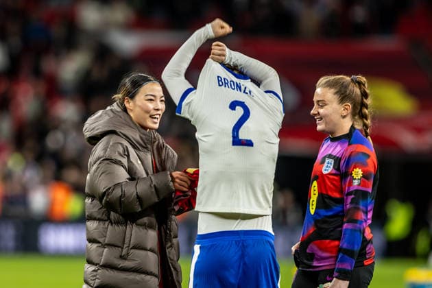 Mengwen Li (11 China) exchanges shirt with Lucy Bronze (2 England) during the International Friendly, Länderspiel, Nationalmannschaft game between England and China at Wembley Stadium in London, England. Copyright: xLeitingxGaox xSPPx Sportspressphoto_SPR67433