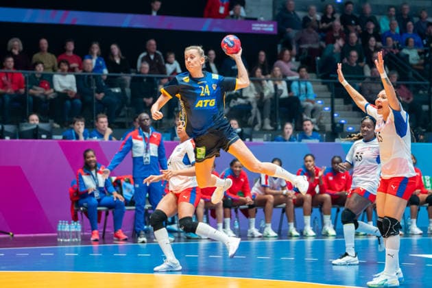 Handball I Women I World Championship I Preliminary round I 2 Matchday I Cuba Sweden I 29 11 2025 Nathalie Mari Hagman 24, Sweden in the throw Stuttgart Porsche Arena Baden Württemberg Germany Copyright: xLobeca MaxxPetershansx