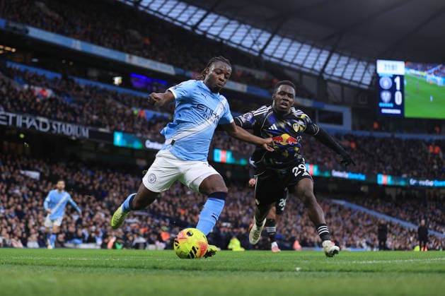 Fußball Premier League Manchester United gegen Leeds United 29. November 2025 Premier League Manchester City gegen Leeds United Jeremy Doku von Manchester City im Zweikampf mit Wilfried Gnonto von Leeds United Foto Simon Stacpoole Abseits Manchester UK  Copyright: xSimonxStacpoolexOffside