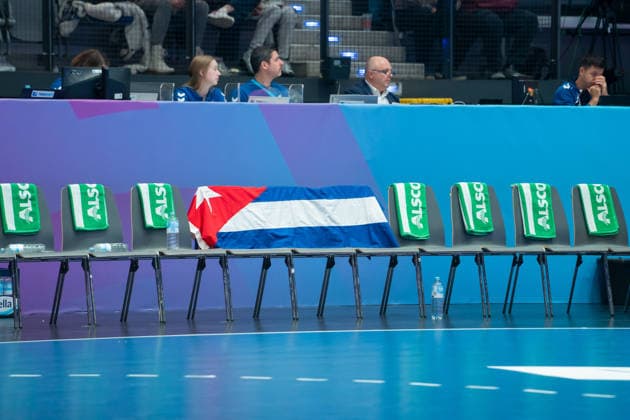 Handball I Women I World Championship I Preliminary round I 2 Matchday I Cuba Sweden I 29 11 2025 Symbolic image Cuba Cuban flag on the substitutes bench Stuttgart Porsche Arena Baden Württemberg Germany Copyright: xLobeca MaxxPetershansx