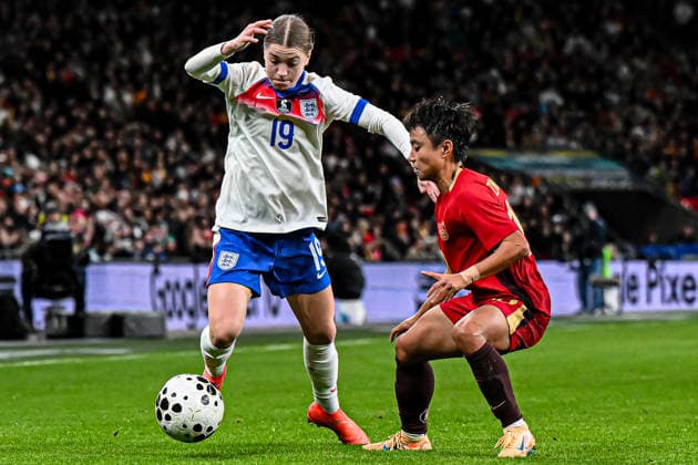 England v China PR - Women s International Friendly, Länderspiel, Nationalmannschaft Jess Park, 19, from England, challenges Linyan Zhang, 19, from China, during the International Friendly match between England Women and China at Wembley Stadium in London, England, on November 29, 2025. London Greater London United Kingdom  Copyright: xMIxNewsx originalFilename:fletcher-englandw251129_npK9C.jpg