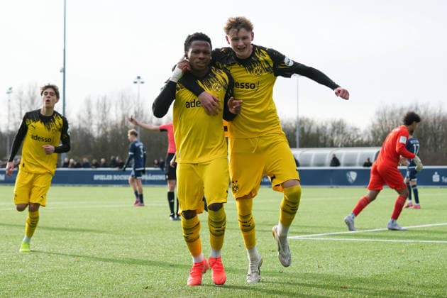 Samstag, 29.11.2025 Saison 2025 2026 14. Spieltag U17, U 17 DFB-Nachwuchsliga im TALENTWERK-Zentrum, Bochum, Germany. VfL Bochum U17 - BV Borussia Dortmund U17. Torjubel nach dem 1:0 durchn Desmond Ogochuku Ndlovu (BVB). Mats Brauckmann (BVB)