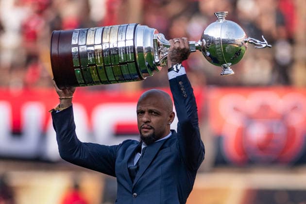 LIMA, PERU - NOVEMBER 29: Felipe Melo shows the Copa CONMEBOL Libertadores trophy prior to the Copa CONMEBOL Libertadores Final between Palmeiras and Flamengo at Monumental U Stadium, Lima, Peru.(Riquelve Nata Sports Press Photo) Copyright: xRiquelvexNata SPPx Sportspressphoto_SPR67455