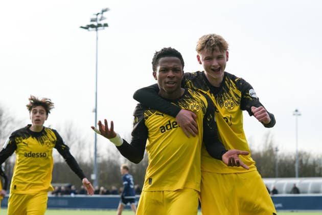 Samstag, 29.11.2025 Saison 2025 2026 14. Spieltag U17, U 17 DFB-Nachwuchsliga im TALENTWERK-Zentrum, Bochum, Germany. VfL Bochum U17 - BV Borussia Dortmund U17. Torjubel nach dem 1:0 durchn Desmond Ogochuku Ndlovu (BVB). Mats Brauckmann (BVB)