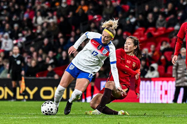 England v China PR - Women s International Friendly, Länderspiel, Nationalmannschaft Chloe Kelly (17 England) challenges Haiyan Wu (5 China) during the International Friendly match between England Women and China at Wembley Stadium in London, England, on November 29, 2025. London Greater London United Kingdom  Copyright: xMIxNewsx originalFilename:fletcher-englandw251129_npVl5.jpg
