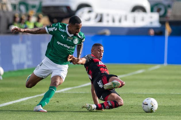 LIMA, PERU - NOVEMBER 29: Allan of Palmeiras (L) and Samuel Lino of Flamengo (R) fight for possession during the Copa CONMEBOL Libertadores Final between Palmeiras and Flamengo at Monumental U Stadium, Lima, Peru.(Riquelve Nata Sports Press Photo) Copyright: xRiquelvexNata SPPx Sportspressphoto_SPR67461