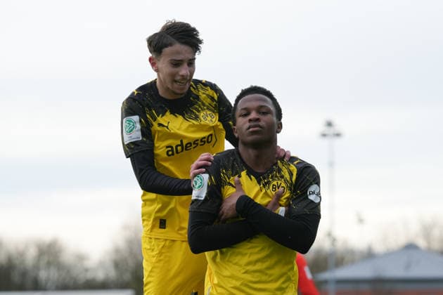 Samstag, 29.11.2025 Saison 2025 2026 14. Spieltag U17, U 17 DFB-Nachwuchsliga im TALENTWERK-Zentrum, Bochum, Germany. VfL Bochum U17 - BV Borussia Dortmund U17. Torjubel nach dem 2:1 durch Desmond Ogochuku Ndlovu (BVB). Emre Kirar (BVB)