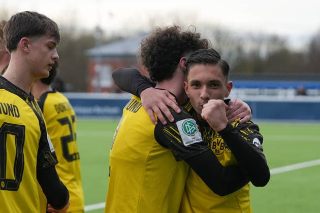 Samstag, 29.11.2025 Saison 2025 2026 14. Spieltag U17, U 17 DFB-Nachwuchsliga im TALENTWERK-Zentrum, Bochum, Germany. VfL Bochum U17 - BV Borussia Dortmund U17. Torjubel nach dem 2:1 durch Desmond Ogochuku Ndlovu (BVB). Ioannis Christos Kostoglou (BVB)