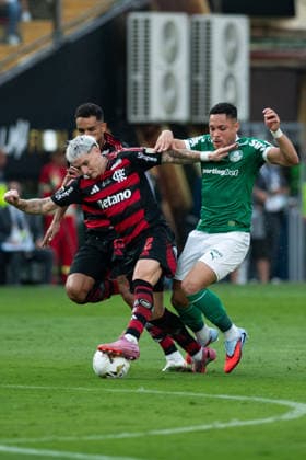 LIMA, PERU - NOVEMBER 29: Vitor Roque of Palmeiras (R) and Guillermo Varela of Flamengo (L) fight for possession during the Copa CONMEBOL Libertadores Final between Palmeiras and Flamengo at Monumental U Stadium, Lima, Peru.(Riquelve Nata Sports Press Photo) Copyright: xRiquelvexNata SPPx Sportspressphoto_SPR67475