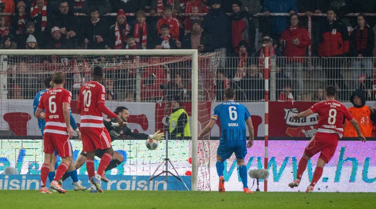 Soccer, Men, Season 2025 2026, 1 Bundesliga 12 Matchday , 1 FC Union Berlin 1 FC Heidenheim, Rani Khedira r , 1 FC Union Berlin scores the goal for 1 0 against goalkeeper Diant Ramaj 1 FC Heidenheim , 29 11 2025, Copyright: xMatthiasxKochx
