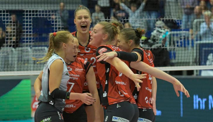 29 11 2025, Dresden celebrating victory, center back Dresdens Mette Pfeffer, Volleyball, Dresdner SC Ladies in Black Aachen, 1 Bundesliga, c Dresden