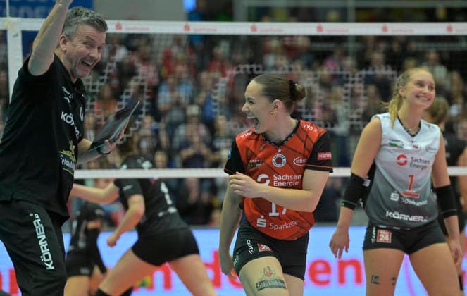 29 11 2025, Dresdens coach Alexander Waibl, Dresdens Lorena Lorber Fijok and Dresdens Patricia Nestler are happy about a point, Volleyball, Dresdner SC Ladies in Black Aachen, 1 Bundesliga, c Dresden