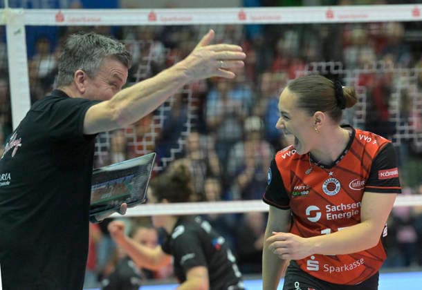 29 11 2025, Dresdens coach Alexander Waibl, Dresdens Lorena Lorber Fijok are happy about a point, Volleyball, Dresdner SC Ladies in Black Aachen, 1 Bundesliga, c Dresden