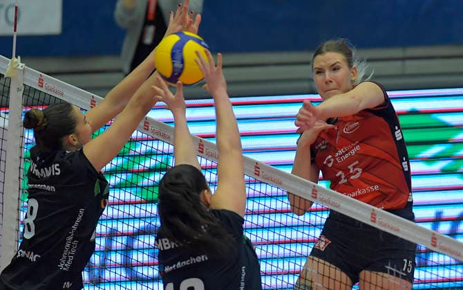 29 11 2025, Dresdens Marta Levinska smashes, against Aachens Zoi Mavrommatis and Karmena Struka, Volleyball, Dresdner SC Ladies in Black Aachen, 1 Bundesliga, c Dresden
