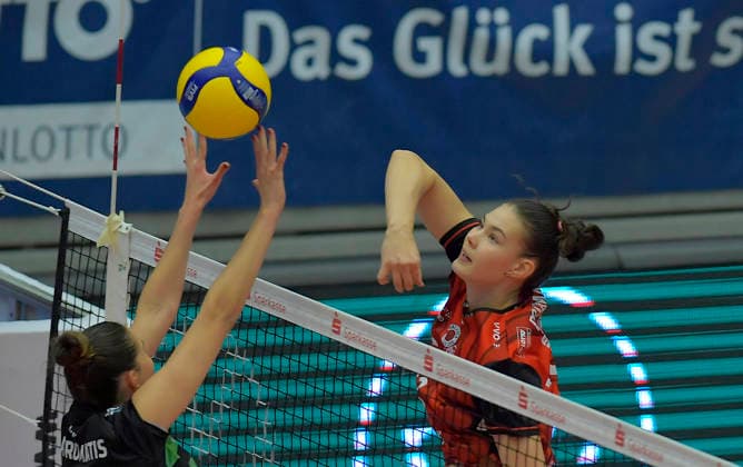 29 11 2025, Dresdens Florentine smashes, against Aachens Zoi Mavrommatis, Volleyball, Dresdner SC Ladies in Black Aachen, 1 Bundesliga, c Dresden
