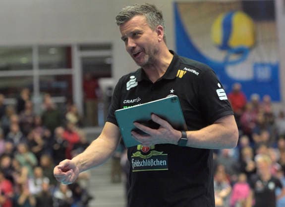 29 11 2025, Dresden coach Alexander Waibl with tactics board, Volleyball, Dresdner SC Ladies in Black Aachen, 1 Bundesliga, c Dresden