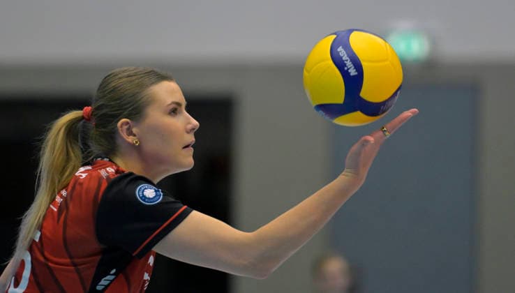 29 11 2025, Dresdens Marta Levinska serving, Volleyball, Dresdner SC Ladies in Black Aachen, 1 Bundesliga, c Dresden