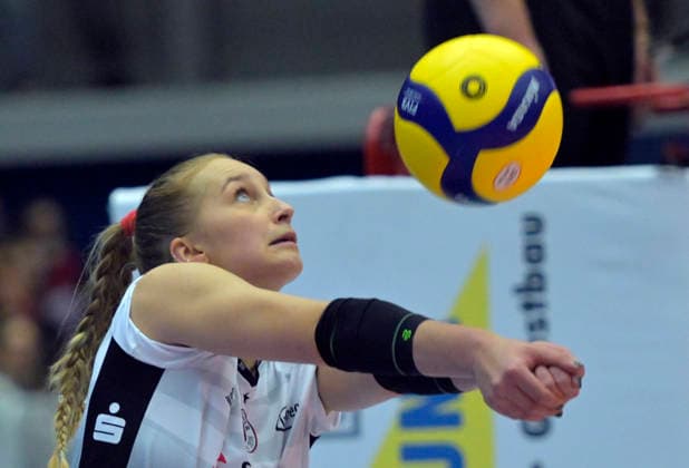 29 11 2025, Dresdens Patricia Nestler receiving, Volleyball, Dresdner SC Ladies in Black Aachen, 1 Bundesliga, c Dresden