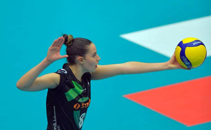 29 11 2025, Aachens Zoi Mavrommatis serving, Volleyball, Dresdner SC Ladies in Black Aachen, 1 Bundesliga, c Dresden