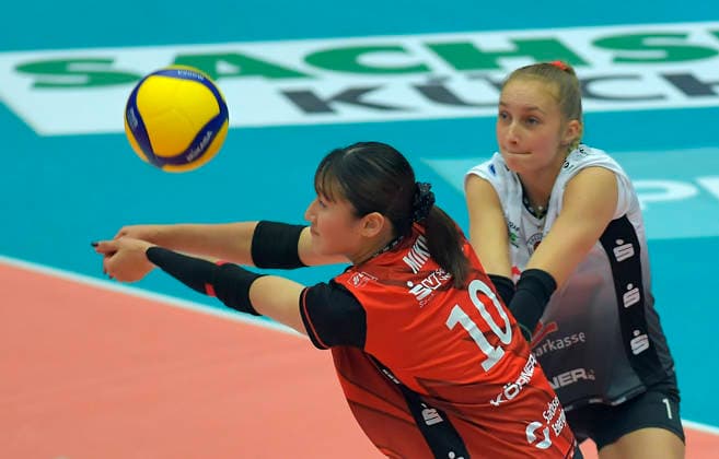 29 11 2025, Dresdens Miku Akimoto receiving, behind Dresdens Patricia Nestler, Volleyball, Dresdner SC Ladies in Black Aachen, 1 Bundesliga, c Dresden