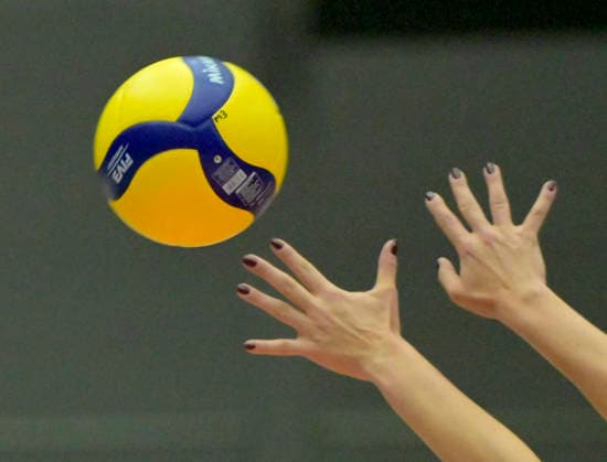 29 11 2025, ball, fingers, fingernails, volleyball, Dresdner SC Ladies in Black Aachen, 1 Bundesliga, c Dresden