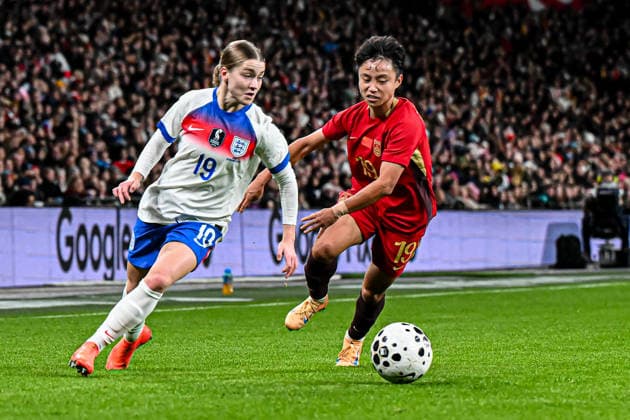 England v China PR - Women s International Friendly, Länderspiel, Nationalmannschaft Jess Park, 19, from England, challenges Linyan Zhang, 19, from China, during the International Friendly match between England Women and China at Wembley Stadium in London, England, on November 29, 2025. London Greater London United Kingdom  Copyright: xMIxNewsx originalFilename:fletcher-englandw251129_npcUc.jpg