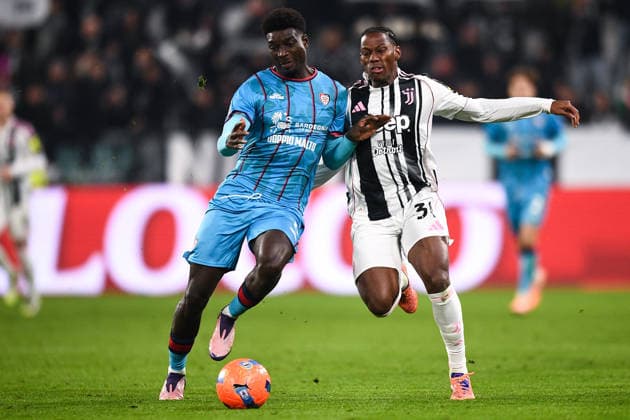 2025-11-29 Juventus FC v Cagliari Calcio - Serie A TURIN, ITALY - NOVEMBER 29: Michel Adopo of Cagliari Calcio battles for the ball with Jonathan David of Juventus FC during the Serie A match between Juventus FC and Cagliari Calcio at Allianz Stadium on November 29, 2025 in Turin, Italy. (Photo by Alberto Gandolfo BSR Agency) Turin Italy Content not available for redistribution in The Netherlands directly or indirectly through any third parties. Copyright: xBSRxAgencyx