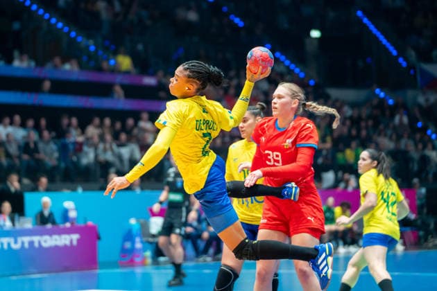 Handball I Women I World Championship I Preliminary round I 2 Matchday I Brazil Czech Republic I 29 11 2025 Bruna de Paula 2, Brazil in the throw Stuttgart Porsche Arena Baden Württemberg Germany Copyright: xLobeca MaxxPetershansx