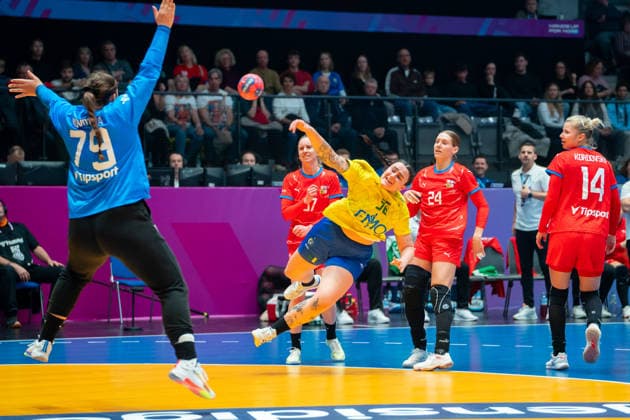Handball I Women I World Championship I Preliminary round I 2 Matchday I Brazil Czech Republic I 29 11 2025 Marcela Santos Arounian 36, Brazil throwing against Sabrina Novotna 79, Czech Republic Stuttgart Porsche Arena Baden Württemberg Germany Copyright: xLobeca MaxxPetershansx