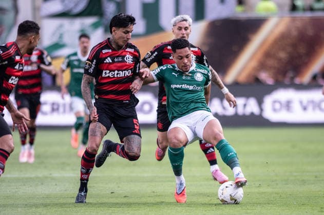 Palmeiras v Flamengo: Final Copa CONMEBOL Libertadores 2025 LIMA,PERU - NOVEMBER 29: Victor Roque of Palmeiras fights for the ball with Erick Pulgar of Flamengo during the Final Copa CONMEBOL Libertadores 2025 match between Palmeiras and Flamengo at Monumental U Stadium on November 29, 2025, in Lima,Peru. (Photo by Guilherme Veiga PxImages) Sao Paulo Monumental Stadium Lima Peru Copyright: xGuilhermexVeigax