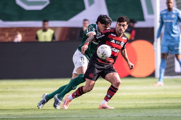 Palmeiras v Flamengo: Final Copa CONMEBOL Libertadores 2025 LIMA,PERU - NOVEMBER 29: Giorgian de Arrascaeta of Flamengo controls the ball under the pressure of Palmeiras defender Gustavo Gomez during the Final Copa CONMEBOL Libertadores 2025 match between Palmeiras and Flamengo at Monumental U Stadium on November 29, 2025, in Lima,Peru. (Photo by Guilherme Veiga PxImages) Sao Paulo Monumental Stadium Lima Peru Copyright: xGuilhermexVeigax