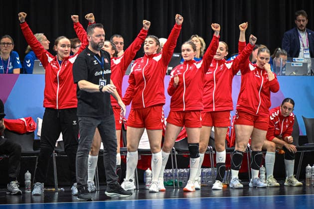 Netherlands, Handball, Womens World Championship 2025, Switzerland vs Senegal, 29 11 2025, Maaspoort Sports Events, s Hertogenbosch, Netherlands, Cheering on the Swiss bench Copyright: xMarkusxVerwimpx