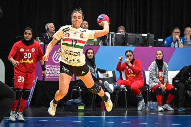 Netherlands, Handball, Womens World Championship 2025, Iran vs Hungary, 29 11 2025, Maaspoort Sports Events, s Hertogenbosch, Netherlands, Laura Udvardi Hungary, 17 on goal throw Copyright: xMarkusxVerwimpx