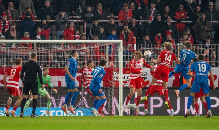 Soccer, Men, Season 2025 2026, 1 Bundesliga 12 Matchday , 1 FC Union Berlin 1 FC Heidenheim, Jan Schöppner 3 1 FC Heidenheim scores the goal for 1 2 against goalkeeper Frederik Rönnow 1 FC Union , 29 11 2025, Copyright: xMatthiasxKochx