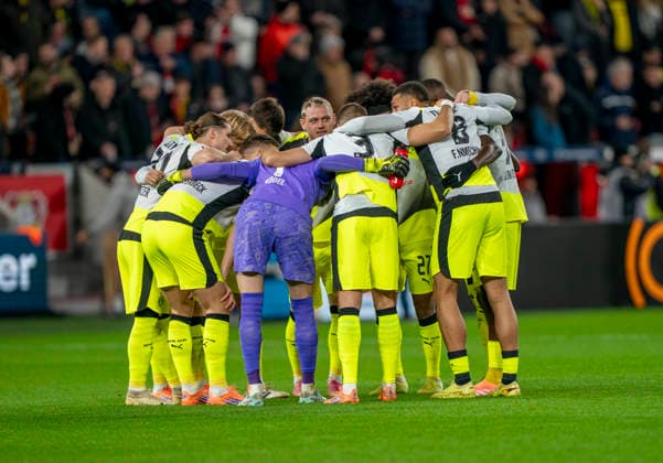 The Borussia Dortmund team swears in the circle for the match 29 11 2025, Bayer Leverkusen Borussia Dortmund, Football, 1 Bundesliga, GER, Leverkusen, BayArena DFL regulations prohibit any use of photographs as image sequences and or quasi video Copyright: HMBxMedia xMarcoxBader